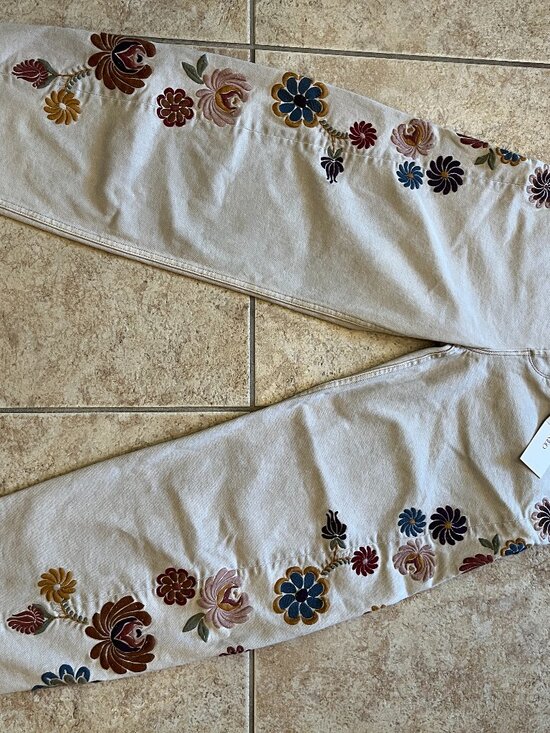 DRIFTWOOD Denim - Driftwood Floral Embroidered Barrel Jeans - new with tag. Size 26